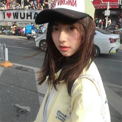 红鞋男子